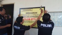 Di salah satu rumah, dihuni oleh satu keluarga yang mengaku masih kerabat Hamzah Mamba. Ia pun tampak kebingungan saat petugas datang memasang papan sita. 