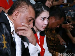 Senyum Jennifer Dunn Saat Tiba di PN Jaksel