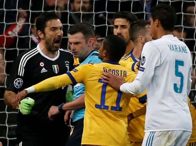 Murka Buffon pada Michael Oliver