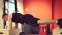 Wow! Pria ini planking di antara dua kotak, ditambah beban 32 kg! (Foto:instagram/jake_rw) 