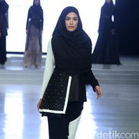 Fashion Show koleksi busana muslim terbaru Zaskia Sungkar yang mengangkat tema Gemintang di Indonesia Fashion Week 2018,Jakarta Convention Center, Jakarta, Sabtu [31/3/2018]. [Foto: Mohammad Abduh/Wolipop]