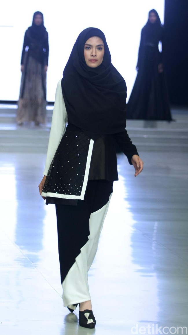 Fashion Show koleksi busana muslim terbaru Zaskia Sungkar yang mengangkat tema Gemintang di Indonesia Fashion Week 2018,Jakarta Convention Center, Jakarta, Sabtu [31/3/2018]. [Foto: Mohammad Abduh/Wolipop]
