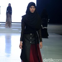 Fashion Show koleksi busana muslim terbaru Zaskia Sungkar yang mengangkat tema Gemintang di Indonesia Fashion Week 2018,Jakarta Convention Center, Jakarta, Sabtu [31/3/2018]. [Foto: Mohammad Abduh/Wolipop]