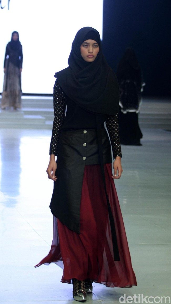 Fashion Show koleksi busana muslim terbaru Zaskia Sungkar yang mengangkat tema Gemintang di Indonesia Fashion Week 2018,Jakarta Convention Center, Jakarta, Sabtu [31/3/2018]. [Foto: Mohammad Abduh/Wolipop]