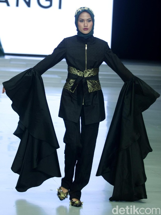 Rancangan busana muslim terbaru Dian Pelangi bertema Andewi di Indonesia Fashion Week 2018, Jakarta Convetion Center, Jakarta, Sabtu [31/3/2018]. [Foto: Mohammad Abduh/Wolipop]