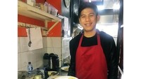 Wah, Nino sedang bergaya a la chef nih. Kira-kira steak bikinan Nino atau Anindyo Baskoro ini enak nggak ya? Foto: Instagram @ninokayam