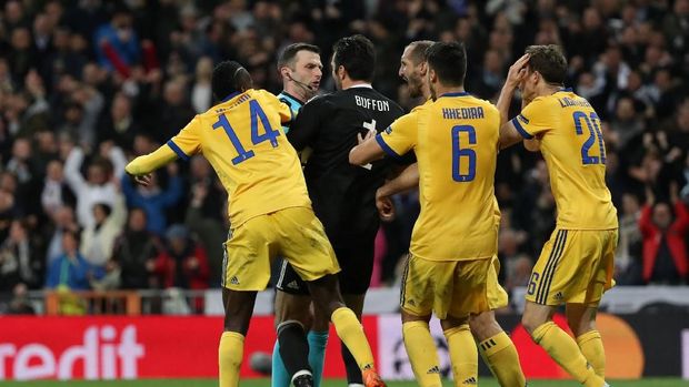 Gianluigi Buffon dan kawan-kawan melakukan protes pada Michael Oliver.