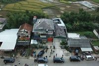 Suasana dari atas rumah mewah milik pengoplos miras maut. 