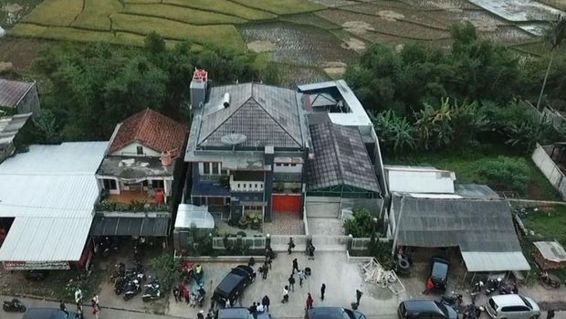 Wah! Ada Kolam Renang di Rumah Mewah Milik Pengoplos Miras Maut
