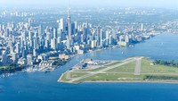 Ketujuh adalah Bandara Billy Bishop Toronto, Kanada. Bandara keren yang ada di pulau di tengah Danau Ontario (CNN Travel)