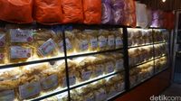 Kalau ke Raja Ampat, Jangan Lupa Beli Roti Gulung Abon
