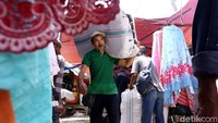 Para porter harus bermandi keringat karena beratnya beban yang dipanggul.