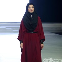 Fashion Show koleksi busana muslim terbaru Zaskia Sungkar yang mengangkat tema Gemintang di Indonesia Fashion Week 2018,Jakarta Convention Center, Jakarta, Sabtu [31/3/2018]. [Foto: Mohammad Abduh/Wolipop]