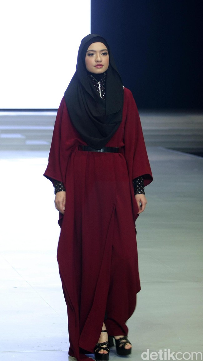 Fashion Show koleksi busana muslim terbaru Zaskia Sungkar yang mengangkat tema Gemintang di Indonesia Fashion Week 2018,Jakarta Convention Center, Jakarta, Sabtu [31/3/2018]. [Foto: Mohammad Abduh/Wolipop]
