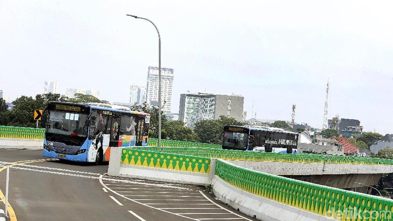Pemasangan Lampu di Koridor 13 TransJ Sudah 90 Persen Pemasangan Lampu di Koridor 13 TransJ Sudah 90 Persen