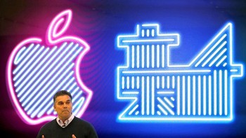 Apple Senior Market Director Denny Tuza saat acara peresmian. Foto: Reuters
