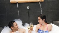 Lengkap banget nih kebahagiaan Dewi! Berendam bersama sang suami, keduanya terlihat menikmati champagne bersama. Foto: Instagram dewiperssikreal