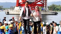 Jokowi tampak menggandeng tangan istrinya, Iriana. Laily Rachev/Biro Pers Setpres.