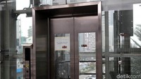 Lift juga dipasang kertas pemberitahuan bertuliskan Lift dalam perbaikan jangan di aktifkan.