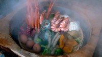 Kota kecil di Pulau Kyushu, Kunisaki dan Beppu, terkenal akan pemandian air panasnya. Warga setempat memanfaatkan air panas untuk merebus mie, seafood dan sayuran seperti ini. Foto: Walk Japan