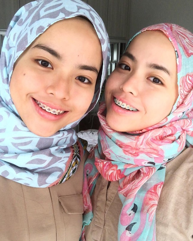 Di kesehariannya, baik Aina ataupun Iman sering memakai shawl atau hijab pashmina. Biasanya mereka memakai shawl berbahan sifon atau viscose. Foto: Instagram