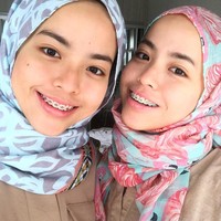 Di kesehariannya, baik Aina ataupun Iman sering memakai shawl atau hijab pashmina. Biasanya mereka memakai shawl berbahan sifon atau viscose. Foto: Instagram