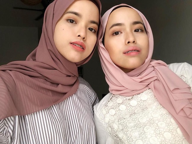 Aina Lee dan Iman Lee merupakan duo kembar asal Malaysia yang sama-sama berhijab. Kedua hijabers ini memiliki wajah yang super mirip hingga sulit dibedakan satu sama lain. Foto: Instagram
