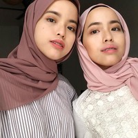 Aina Lee dan Iman Lee merupakan duo kembar asal Malaysia yang sama-sama berhijab. Kedua hijabers ini memiliki wajah yang super mirip hingga sulit dibedakan satu sama lain. Foto: Instagram