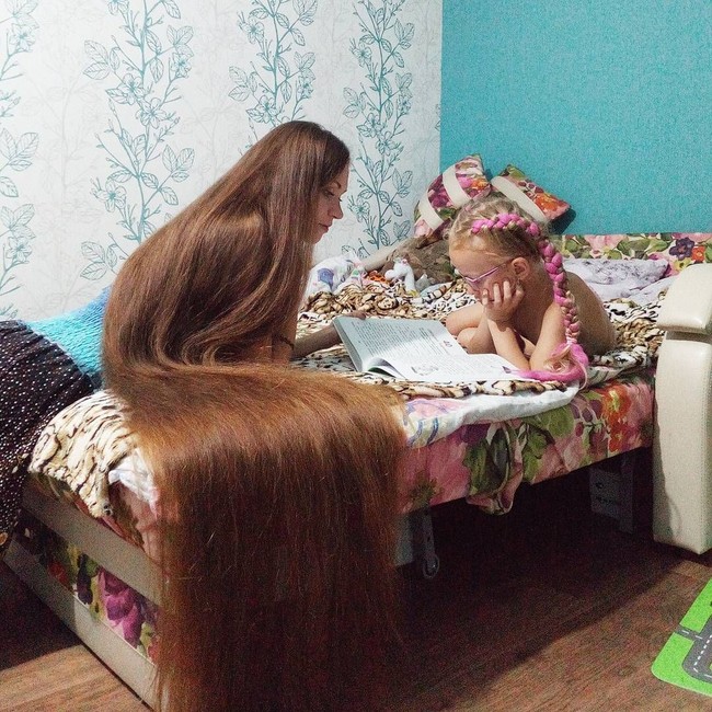 Merawat rambut yang super panjang ternyata tidaklah sulit bagi Dashik. Ia mengatakan kalau rambutnya hanya dicuci seminggu dua kali. Dia juga menghindari pemakaian bahan kimia atau mengecat rambutnya agar tidak rusak. Foto: Instagram/@dashik_gubanova