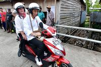 Jokowi Naik Motor Listrik Bonceng Iriana di Asmat
