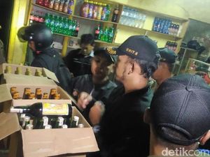 Petugas Gabungan Bandung Sita 2 Drum dan 3 Jerikan Miras Oplosan