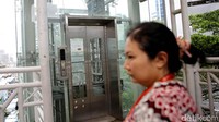 Tidak berfungsinya lift tersebut tentu saja membuat penyandang disabilitas kesulitan untuk menggunakan transportasi TransJakarta.