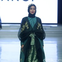 Rancangan busana muslim terbaru Dian Pelangi bertema Andewi di Indonesia Fashion Week 2018, Jakarta Convetion Center, Jakarta, Sabtu [31/3/2018]. [Foto: Mohammad Abduh/Wolipop]