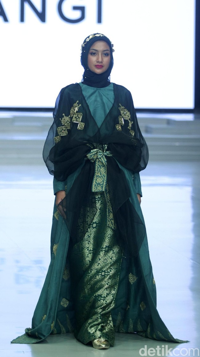 Rancangan busana muslim terbaru Dian Pelangi bertema Andewi di Indonesia Fashion Week 2018, Jakarta Convetion Center, Jakarta, Sabtu [31/3/2018]. [Foto: Mohammad Abduh/Wolipop]