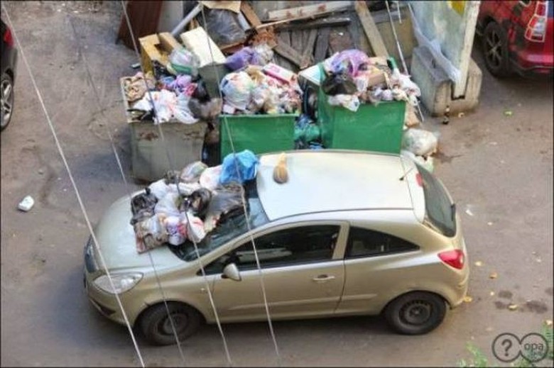 Gara-gara parkir sembarangan, mobil ini jadi mandi sampah. Foto: Turbo ROTFL Gara-gara parkir sembarangan, mobil ini jadi mandi sampah. Foto: Turbo ROTFL