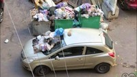 Parkir sembarangan di sekeliling bak sampah, pas kembali mobil sudah dipenuhi tumpukan plastik sampah. Foto: Turbo ROTFL