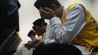 Foto: Sikap serupa juga dilakukan 5 terdakwa lainnya. Mereka hanya bisa tertunduk sambil menutup wajah menjelang vonis dibacakan. (Bil Wahid-detikcom)