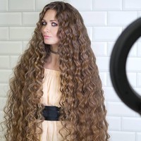 Dashik mengandalkan minyak kelapa untuk merawat rambut panjangnya. Lihat saja rambutnya yang panjang dan sangat lebat ini. Foto: Instagram/@dashik_gubanova