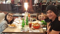 So Sweet! Keluarga ini sering banget makan di luar ya. Senyum mengembang dari semua wajah. Waktunya makan! Foto: Instagram @marcelinolefrandt