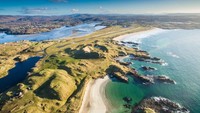 Pertama adalah Bandara Donegal, Irlandia. Lihat saja pemandangan sebelum traveler mendarat, ada pantai berpasih putih di sekitarnya (CNN Travel)