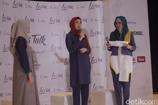 Tampil di acara peragaan busana tahunan L.tru, Fenita Arie tampil elegan dengan busana yang simple. Saat press conference di Fairmont Hotel Jakarta, ia mengenakan tunik bernuansa terracota dan blue denim. Foto: Silmia Putri/Wolipop