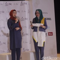 Tampil di acara peragaan busana tahunan L.tru, Fenita Arie tampil elegan dengan busana yang simple. Saat press conference di Fairmont Hotel Jakarta, ia mengenakan tunik bernuansa terracota dan blue denim. Foto: Silmia Putri/Wolipop