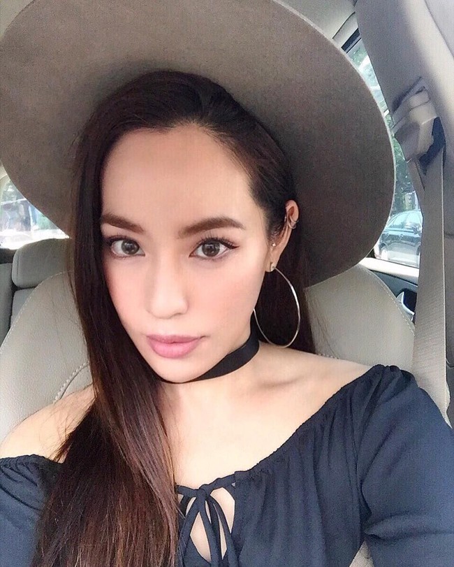 Gaya liburan Arissa saat memakai topi dan blouse off shoulder. Makeup natural membuat wajahnya makin terlihat cantik. Foto: Instagram/Arissa Cheo