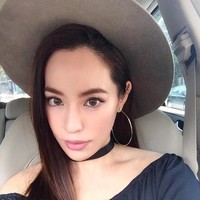 Gaya liburan Arissa saat memakai topi dan blouse off shoulder. Makeup natural membuat wajahnya makin terlihat cantik. Foto: Instagram/Arissa Cheo