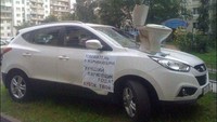 Waduh kalau toilet di atas kap mobil gini bagaimana pakainya ya? Foto: Turbo ROTFL