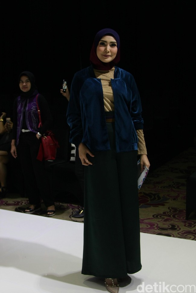 Pada kesempatan itu, ia memakai koleksi terbaru Ltru yang bernuansa royal blue, emerald green, burgundy, dan khaki. Foto: Mohammad Abduh/Wolipop