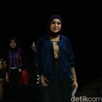 Pada kesempatan itu, ia memakai koleksi terbaru Ltru yang bernuansa royal blue, emerald green, burgundy, dan khaki. Foto: Mohammad Abduh/Wolipop