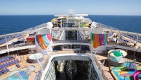 Ada Solarium lounge khusus orang dewasa atau Central Park dan water park Splashaway Bay untuk keluarga di The Symphony of the Seas (CNN Travel)