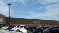 Kocak! Pria ini planking di atas keranjang belanjaan Walmart. (Foto:instagram/astrodamu5) 