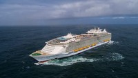 Symphony of the Seas adalah kapal pesiar terbesar di dunia. Ada 18 dek termasuk 16 lantai untuk tamu. Fasilitasnya 22 restoran, 24 kolam renang, 2.759 kabin, taman dengan lebih dari 20.000 tanaman tropis (Dok. Symphony of the Seas)